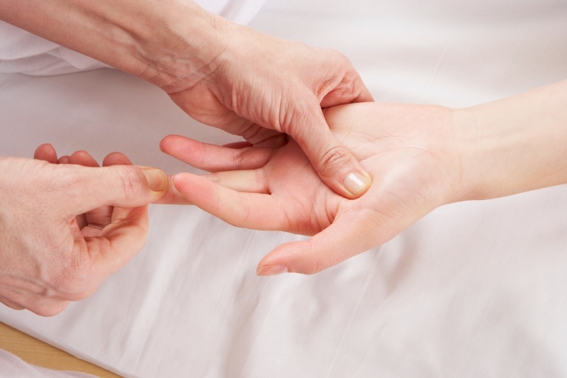 5 Natural Ways To Heal A Jammed Finger + Causes And Symptoms